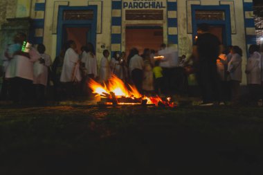 Valenca, Bahia, Brezilya - 08 Nisan 2023: Düşük hızlı fotoğrafçılık, Cumartesi gecesi Valenca, Bahia 'da Hallelujah' ta Matriz kilisesine girenleri gösteriyor.
