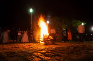 Valenca, Bahia, Brezilya - 08 Nisan 2023: Katolik inananlar Valenca, Bahia 'daki Hallelujah' ın cumartesi gecesi kutsal şenlik ateşinin etrafındalar..