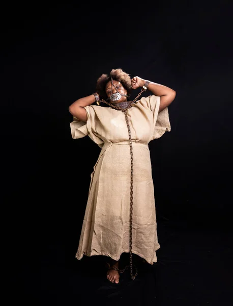 Portret Van Een Zwarte Vrouw Kettingen Met Een Ijzeren Masker — Stockfoto