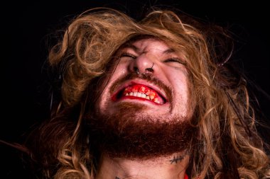 Goril kadın performansı sergileyen genç aktörün portresi. Kanlı ağız. koyu arkaplanda izole.