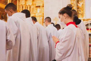 Salvador, Bahia, Brezilya - 16 Haziran 2022: Seminerler Pelourinho, Bahia 'daki Salvador katedralindeki Corpus Christi ayinine katıldılar.