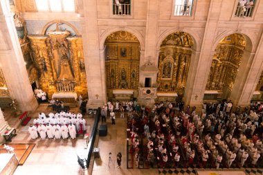 Salvador, Bahia, Brezilya - 16 Haziran 2022: Yüzlerce inançlı Katolik, Pelourinho, Bahia 'daki Salvador Bazilika Katedrali' ndeki Corpus Christi ayinine katıldı..