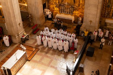 Salvador, Bahia, Brezilya - 16 Haziran 2022: Pelourinho, Bahia 'daki Salvador katedralindeki Corpus Christi ayinine katılan Katolik rahiplerin üst düzey görüntüsü.