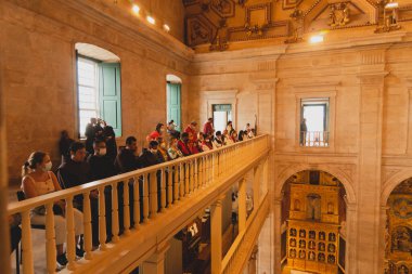 Salvador, Bahia, Brezilya - 16 Haziran 2022: Yüzlerce inançlı Katolik, Pelourinho, Bahia 'daki Salvador Bazilika Katedrali' ndeki Corpus Christi ayinine katıldı..