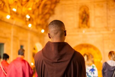 Salvador, Bahia, Brezilya - 16 Haziran 2022: Katolik rahipler ve papazlar Pelourinho, Bahia 'daki Catedral Basilica de Salvador' da bir Corpus Christi ayini sırasında görüldüler..