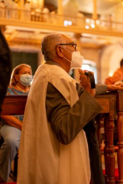 Salvador, Bahia, Brezilya - 16 Haziran 2022: Katolik inananlar Pelourinho, Bahia 'daki Katedral Bazilikası' ndaki Corpus Christi ayinine katıldılar.