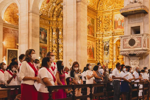 ブラジル バヒア州サルバドール 2022年6月16日 数百人の忠実なカトリック教徒がバヒアのペルーリーニョにあるサルバドール大聖堂で開催されたコーパスクリスティミサに出席します — ストック写真