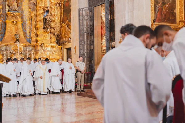 萨尔瓦多 巴西巴伊亚州 巴伊亚州 2022年6月16日 天主教牧师在巴伊亚州佩鲁林霍的萨尔瓦多大教堂参加天主教弥撒 — 图库照片