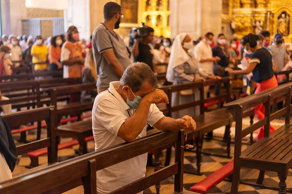 ブラジル バヒア州サルバドール2022年6月16日 礼拝者は バヒアのペルーリーニョにある大聖堂 サルバドール教会のミサに出席しています — ストック写真