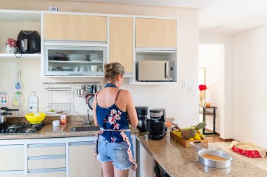 Konsantre kadın mutfakta doğru dürüst bir yemek hazırlıyor. Evde sağlıklı yiyecekler..