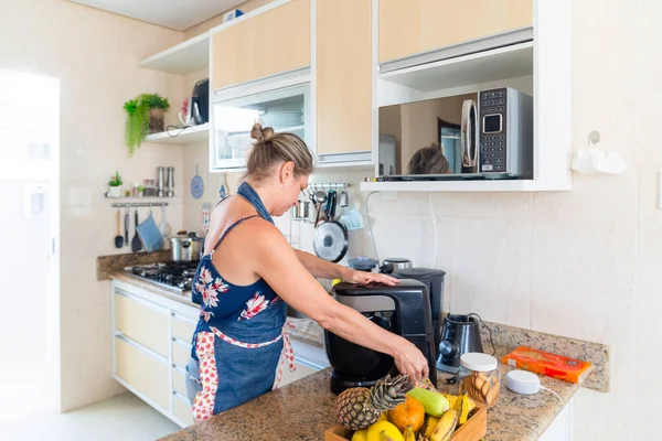 Comida Saudável Casa Mulher Feliz Está Preparando Refeição Adequada Cozinha — Fotografia de Stock