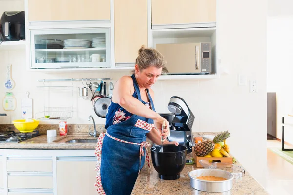濃縮された女性は台所で適切な食事を準備している 家での健康食品 — ストック写真