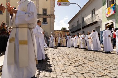 Salvador, Bahia, Brezilya - 16 Haziran 2022: Katolik rahipler Pelourinho, Salvador, Bahia sokaklarındaki Corpus Christi törenine katılırken görüldü.