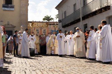 Salvador, Bahia, Brezilya - 16 Haziran 2022: Katolik rahipler Pelourinho, Salvador, Bahia sokaklarındaki Corpus Christi törenine katılırken görüldü.