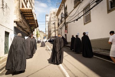 Salvador, Bahia, Brezilya - 16 Haziran 2022: Rosario dos Pretos Kilisesi üyeleri Pelourinho, Salvador, Bahia 'daki Corpus Christi alayı sırasında görüldü..