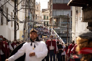 Salvador, Bahia, Brezilya - 16 Haziran 2022: Katolik inananlardan oluşan bir kalabalık Pelourinho, Salvador, Bahia sokaklarında bir Corpus Christi alayı sırasında görüldü..