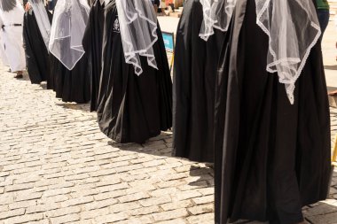 Salvador, Bahia, Brezilya - 16 Haziran 2022: Rosario dos Pretos Kilisesi üyeleri Pelourinho, Salvador, Bahia 'daki Corpus Christi alayı sırasında görüldü..