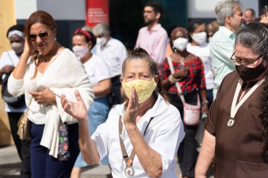Salvador, Bahia, Brezilya - 16 Haziran 2022: Katolik inananlardan oluşan bir kalabalık Pelourinho, Salvador, Bahia sokaklarında bir Corpus Christi alayı sırasında görüldü..