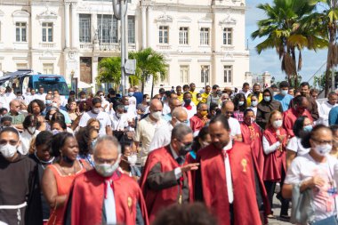 Salvador, Bahia, Brezilya - 16 Haziran 2022: Katolik inananlardan oluşan bir kalabalık Pelourinho, Salvador, Bahia sokaklarında bir Corpus Christi alayı sırasında görüldü..