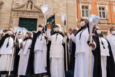 Salvador, Bahia, Brezilya - 16 Haziran 2022: Rosario dos Pretos Kilisesi üyeleri Pelourinho, Salvador, Bahia 'daki Corpus Christi alayı sırasında görüldü..
