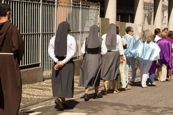 Salvador, Bahia, Brezilya - 16 Haziran 2022: Rahibeler ve Katolik inananlar Pelourinho, Salvador, Bahia sokaklarındaki Corpus Christi törenine katıldılar..