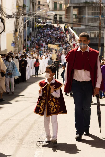 stock image Salvador, Bahia, Brazil - June 16, 2022: Crowd of Catholic faithful are seen during a corpus christi procession in the streets of Pelourinho, Salvador, Bahia.