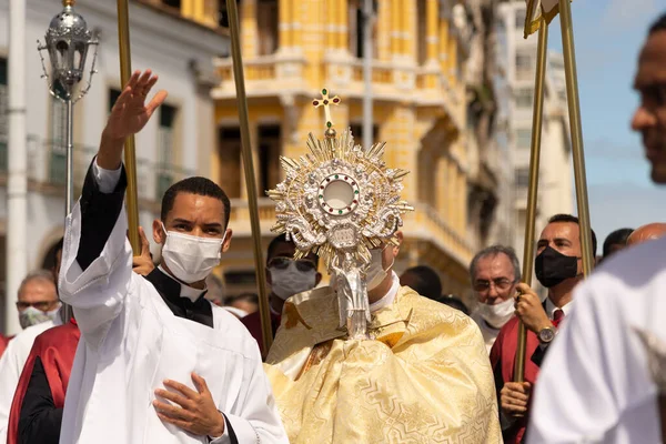 Salvador, Bahia, Brezilya - 16 Haziran 2022: Corpus Christi alayı binlerce insanı Pelourinho, Salvador, Bahia sokaklarında topladı.