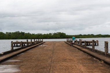 Taperoa, Bahia, Brezilya - 22 Haziran 2022: Rio das Almas, Bahia 'daki eski ve terk edilmiş rıhtım iskelesi.