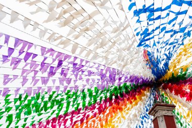 Taperoa, Bahia, Brezilya - 22 Haziran 2022: Taperoa, Bahia kentindeki Sao Joao bayramı için bayraklarla renkli dekorasyon.