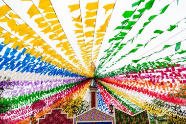 Taperoa, Bahia, Brezilya - 22 Haziran 2022: Taperoa, Bahia kentindeki Sao Joao bayramı için bayraklarla renkli dekorasyon.