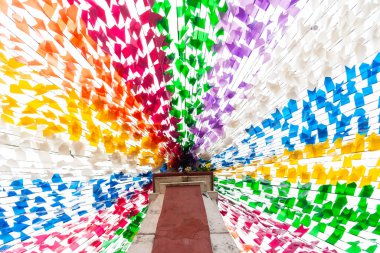 Taperoa, Bahia, Brezilya - 22 Haziran 2022: Taperoa, Bahia kentindeki Sao Joao bayramı için bayraklarla renkli dekorasyon.