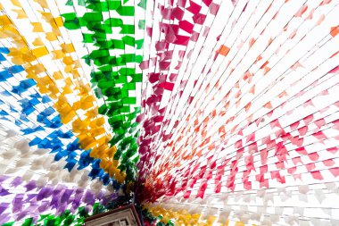 Taperoa, Bahia, Brezilya - 22 Haziran 2022: Taperoa, Bahia kentindeki Sao Joao bayramı için bayraklarla renkli dekorasyon.