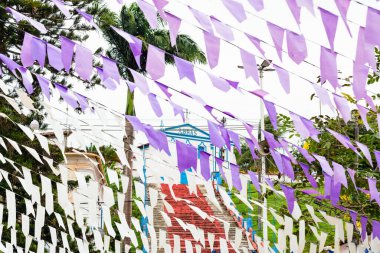 Taperoa, Bahia, Brezilya - 22 Haziran 2022: Taperoa, Bahia kentindeki Sao Joao bayramı için bayraklarla renkli dekorasyon.