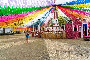 Taperoa, Bahia, Brezilya - 22 Haziran 2022: Taperoa, Bahia kentindeki Sao Joao bayramı için bayraklarla renkli dekorasyon.