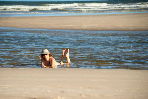Женщина Бикини Шляпе Лежащая Водах Моря Поднимая Ноги Такуари Пляж — стоковое фото