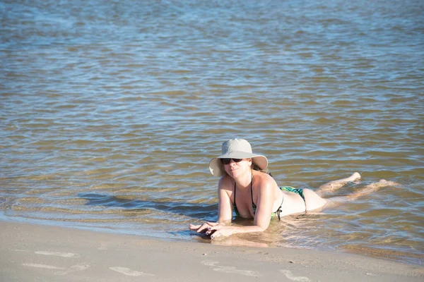 Mujer Bikini Relajándose Bañándose Playa Taquari Playa Guaibim Valenca Bahía — Foto de Stock
