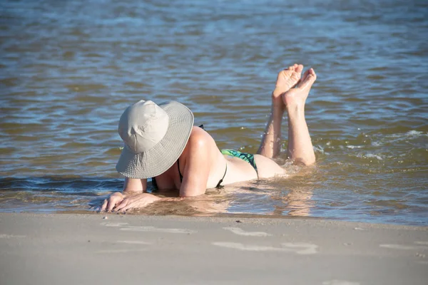 Kobieta Bikini Relaksuje Się Kąpie Nad Morzem Taquari Plaża Guaibim — Zdjęcie stockowe