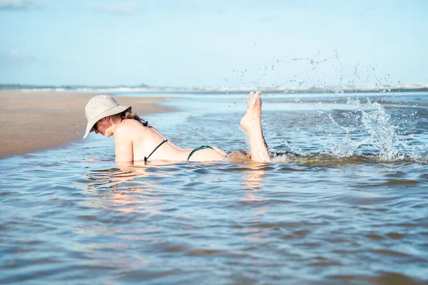 Женщина Бикини Шляпе Расслабляющая Играющая Моря Такуари Пляж Гуайбим Валенка — стоковое фото