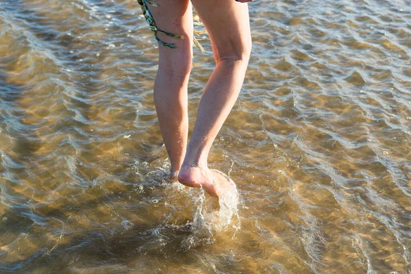Sahilde Suda Yürüyen Bir Kadının Bacaklarının Bir Parçası Guaibim Valenca — Stok fotoğraf