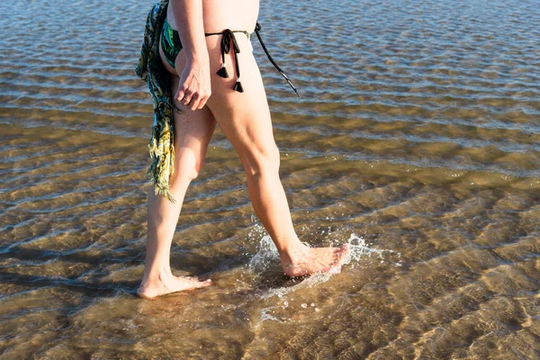 Část Ženských Nohou Kráčejících Vodě Pláži Guaibim Valenca Bahia — Stock fotografie