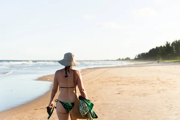 Красивая Женщина Бикини Шляпе Спины Гуляющая Пляжному Песку Guaibim Beach — стоковое фото