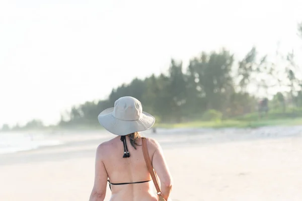 Una Mujer Atrás Caminando Por Playa Tarde Tarde Guaibim Valenca —  Fotos de Stock
