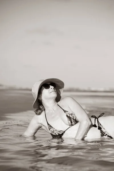 Volwassen Vrouw Ontspannen Zeewater Rust Vrede Taquari Guaibim Strand Valenca — Stockfoto