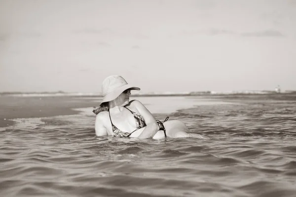 Volwassen Vrouw Ontspannen Zeewater Rust Vrede Taquari Guaibim Strand Valenca — Stockfoto