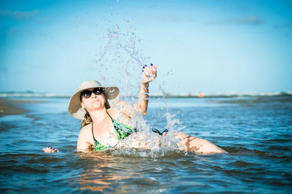 Mujer Madura Bikini Sombrero Bañándose Mar Día Soleado Taquari Playa —  Fotos de Stock