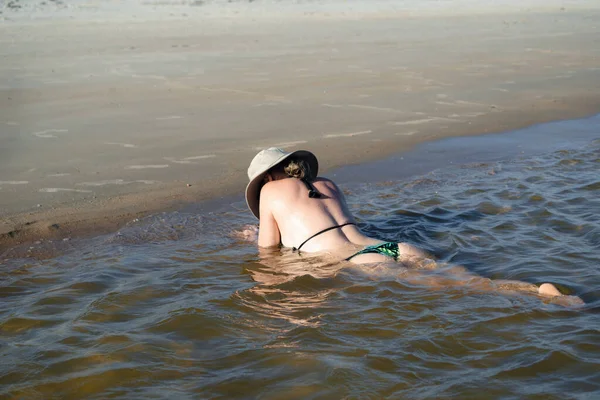 Kobieta Plecami Kąpiąca Się Morzu Słoneczny Dzień Taquari Plaża Guaibim — Zdjęcie stockowe