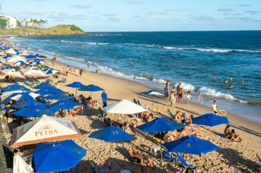 Salvador, Bahia, Brezilya - 22 Ekim 2022: İnsanlar Bahia 'nın Salvador kentindeki Farol da Barra plajında güneşleniyorlar..