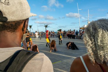 Salvador, Bahia, Brezilya - 22 Ekim 2022: Birçok insan Salvador, Bahia 'daki Farol da Barra' da bir dans gösterisi izliyor.