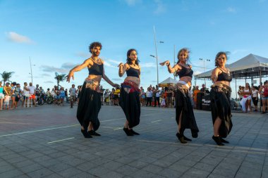 Salvador, Bahia, Brezilya - 22 Ekim 2022: Bir grup sokak sanatçısı Salvador, Bahia 'daki Farol da Barra' da bir dans gösterisi sırasında görüldü..