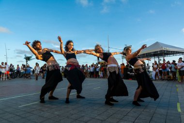 Salvador, Bahia, Brezilya - 22 Ekim 2022: Bir grup sokak sanatçısı Salvador, Bahia 'daki Farol da Barra' da bir dans gösterisi sırasında görüldü..